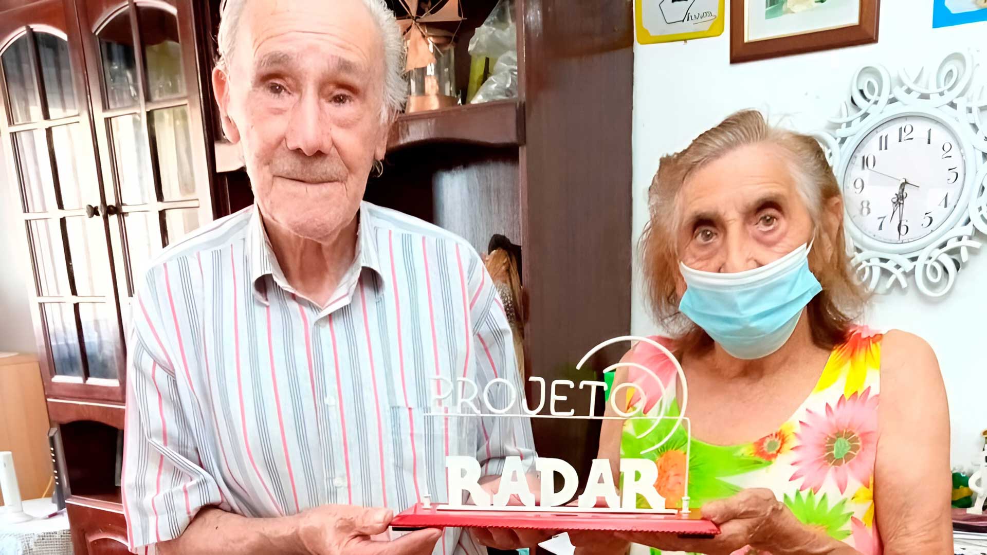 José e Maria Jaime com o símbolo do projeto RADAR, feito através de chapas de zinco