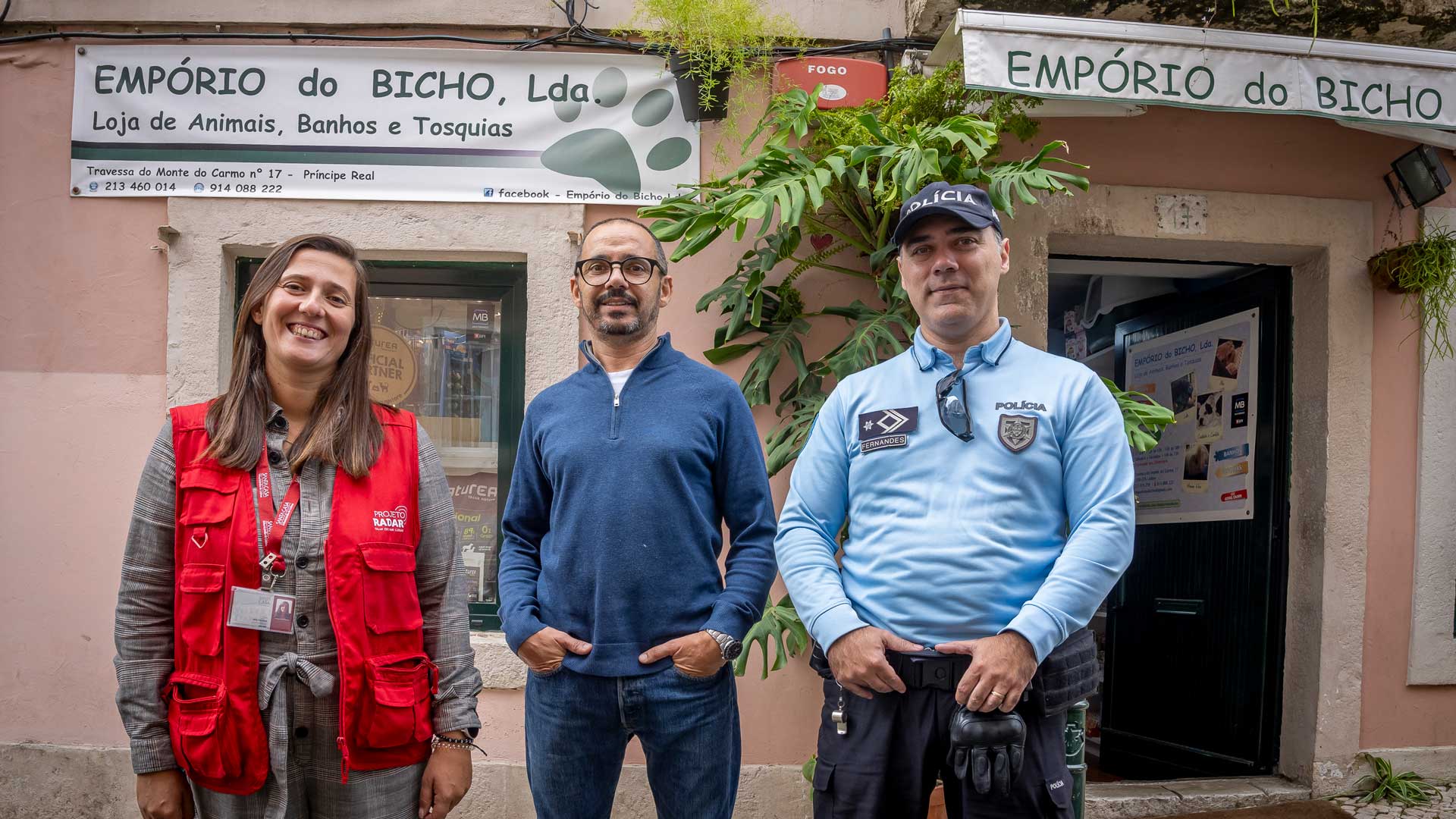 Rui Miguel, proprietário da loja, com agente da PSP e voluntária do Radar