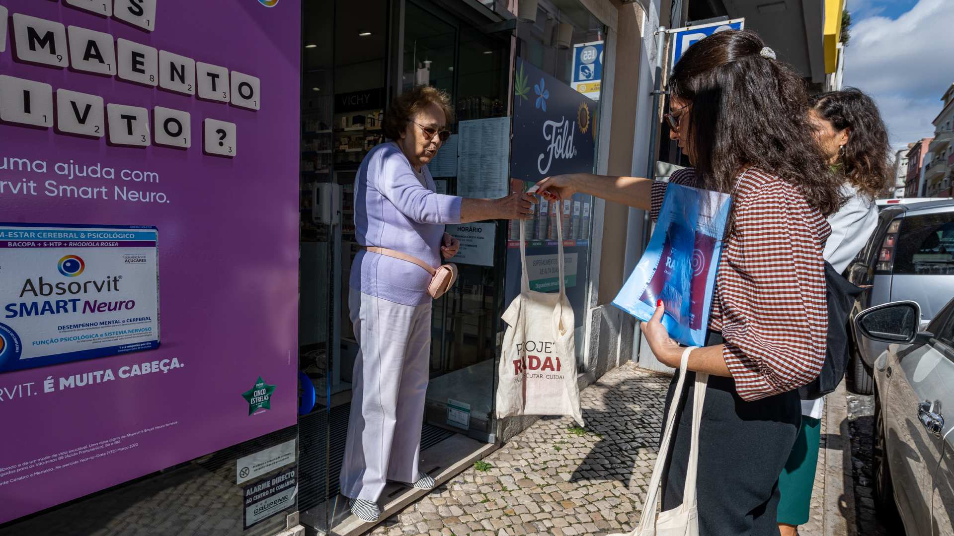 Pessoas à porta da Farmácia Prates e Mota