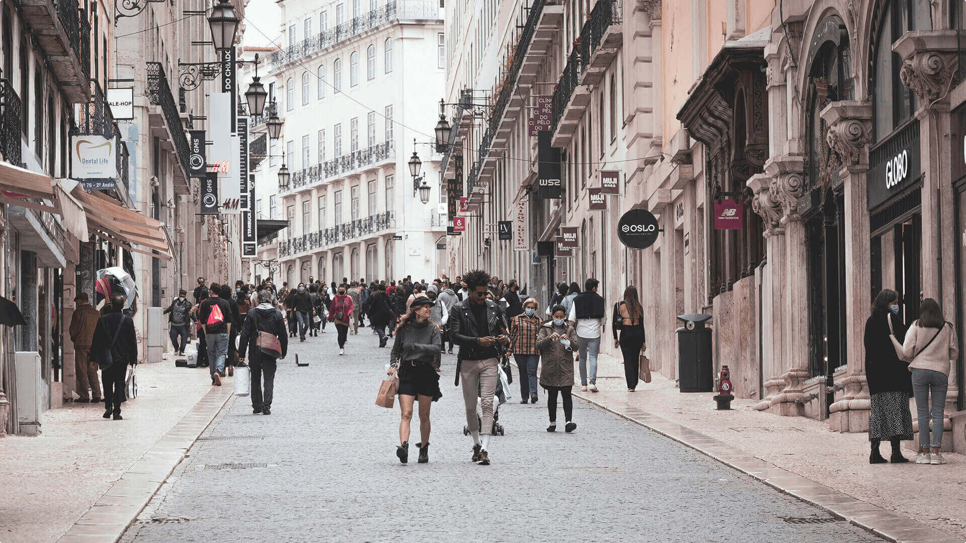 Várias pessoas a andar pelo Chiado