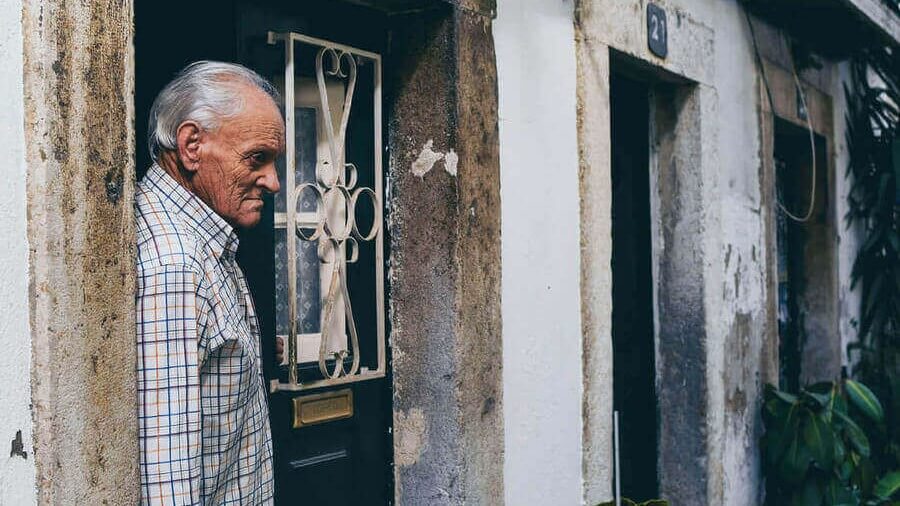 Senhor de idade à porta de sua casa