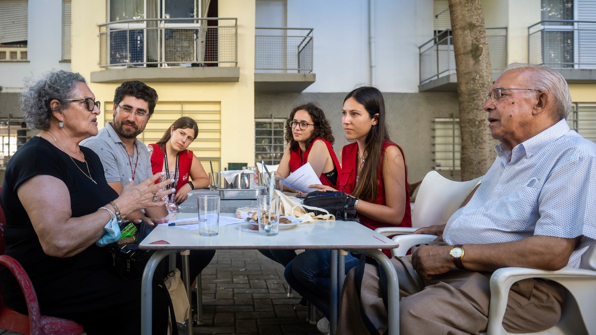 Idosos confraternizam com voluntárias do Radar