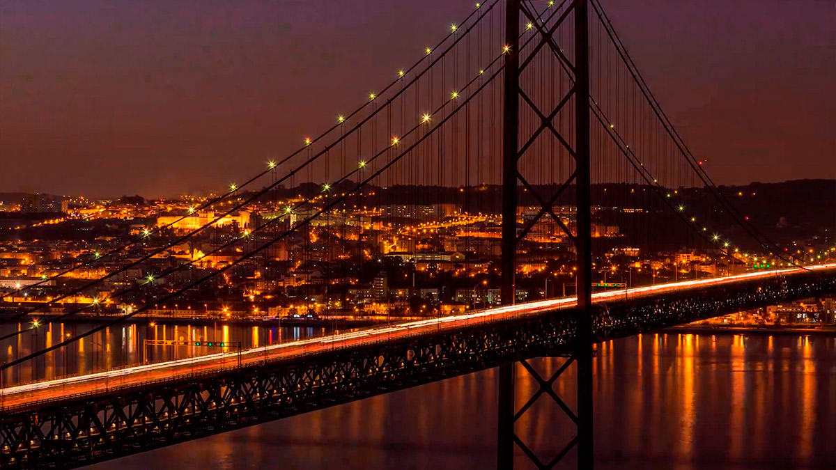 Ponte 25 de Abril e Lisboa à noite